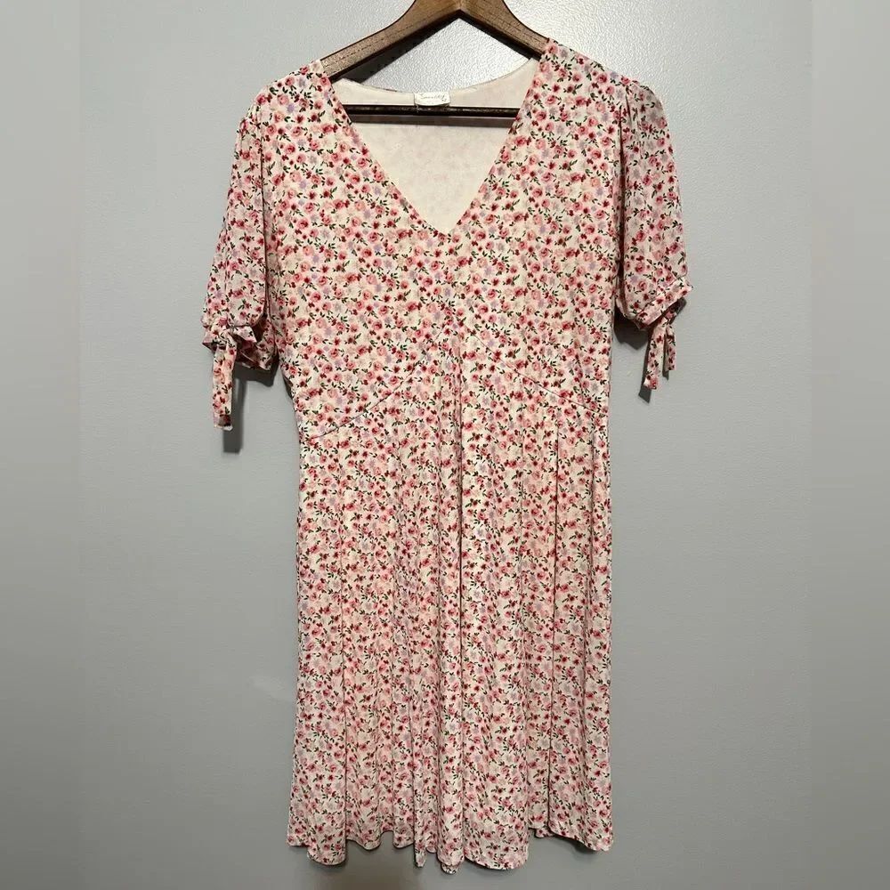 Siren Lily floral, print flowing, stretchy, V-neck dress Size L